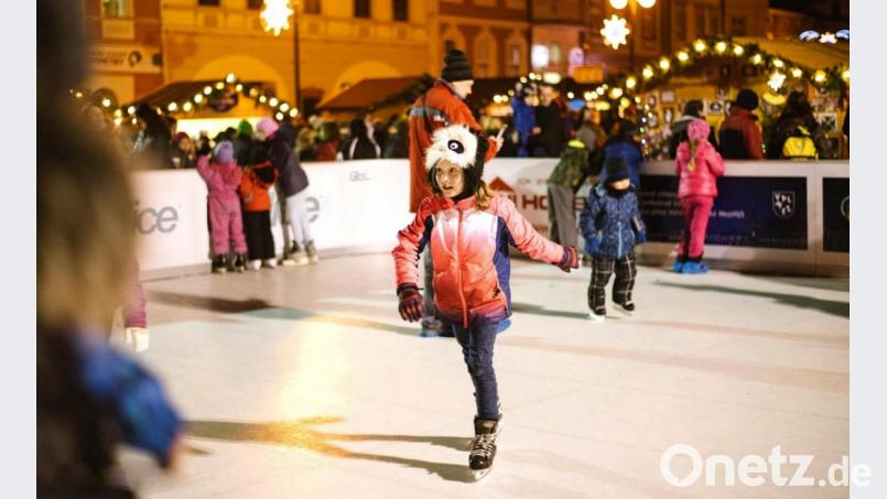 Auf einer Lauffläche aus Kunststoff können die Eislauffans am Weidener Christkindlmarkt ihre Bahnen drehen - und das sogar bis zum Dreikönigstag am 6. Januar 2020. Bild: exb/Glice