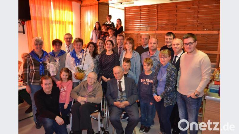 Maria Schnupfhagn feiert 90. Geburtstag im großen Kreise ihrer Familie und Verwandten. Dazu gratuliert ihr Mann Franz, ihre Kinder mit Familien sowie Pfarrer Josef Most, Bürgermeister Hermann Ach, Kirchenpfleger Eduard Ach, Chorleiter Johann Uschold und eine Abordnung des Frauenbunds Etzgersrieth. Bild: gi