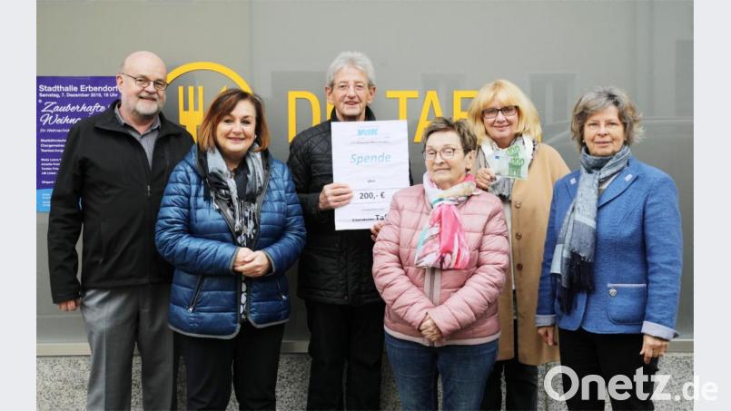 Die Vorstandsmitglieder des VdK-Ortsverbandes mit Vorsitzendem Christoph Götz (dritter von links), Roland Lochner (links) und Renate Brenner (zweite von rechts) bei der Spendenübergabe an die Tafel. Mit auf dem Bild (von links) die Vorsitzende der Mitterteicher Tafel Nicole Fürst, Waltraud Gmeiner und Veronika Schneider. Bild: JOCHEN NEUMANN 
ERBENDORF