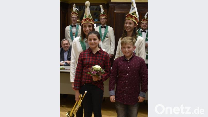 Nachwuchsprinzenpaar Luisa I. und Jannis I., dahinter Isa Gnan Jugend-Präsidentin und ihre Vizepräsidentin Johann Schuster Bild: Karl Schwemmer