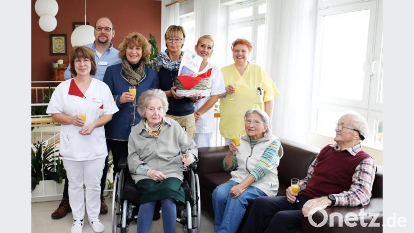 Ihren 90. Geburtstag kann Jutta Wagner (sitzend links) feiern. Mit auf dem Bild die Heimbewohner und das Pflegepersonal mit Heimleiter Andreas Wöhrl (stehend zweiter von links), Verwaltungsangestellte Rosi Weiß sowie dritte Bürgermeisterin Sonja Heindl. Bild: JOCHEN NEUMANN 
ERBENDORF