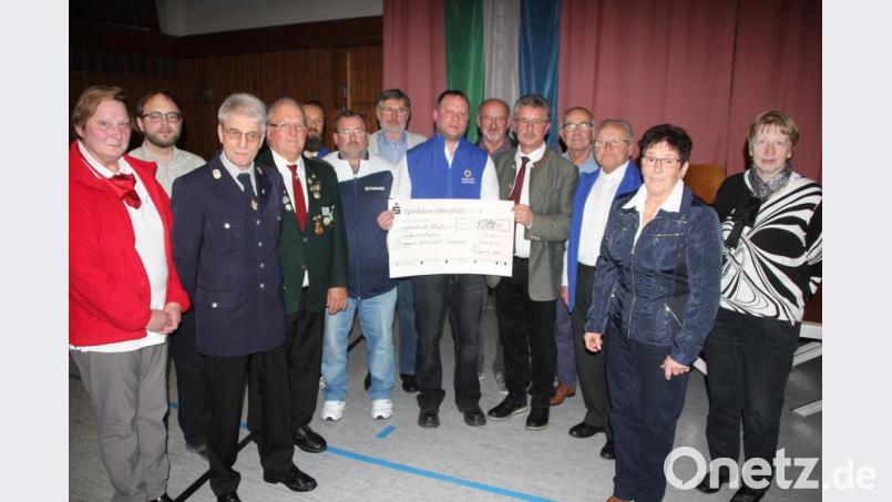 Die Fuchsmühler Vereine spendeten 1000 Euro für die Bergwacht. Initiiert hatte dies Bürgermeister Wolfgang Braun (Fünfter von rechts), der den Scheck an Wolfgang Hartung (Siebter von rechts) überreichte. Bild: kro