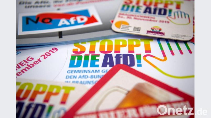 Symbolbild: Prospekte verschiedener Bündnisse gegen die AfD liegen auf einem Tisch. Bild: Sina Schuldt