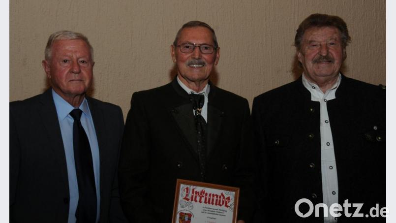 Die Kameradschaft der Unteroffiziere (KdU) feierte ihr 60-jähriges Bestehen. Dabei wurde der Vorsitzende Werner Scharf (Mitte) von Manfred Donhauser (links) und Franz Schwemmer zum Ehrenmitglied ernannt. Bild: gf