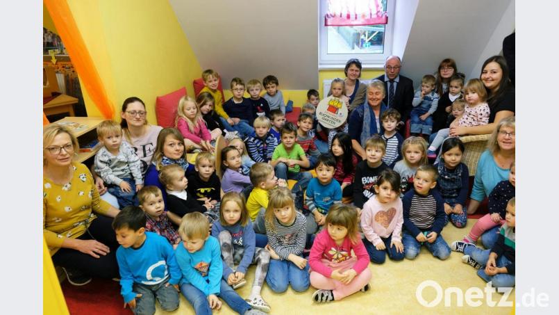 In der Kita Speinshart nimmt die Buch-, Erzähl- und Schriftkultur einen zentralen Stellenwert ein. Diesen Schwerpunkt des pädagogischen Konzepts honorieren der Börsenverein des Deutschen Buchhandels und der Deutsche Bibliothekenverband mit der Auszeichnung des Gemeindekindergartens &quot;Gütesiegel Buchkindergarten&quot;. Für das pädagogische Personal und die Ehrengäste Grund genug, diese Würdigung mit allen Kids zu feiern. Bild: do