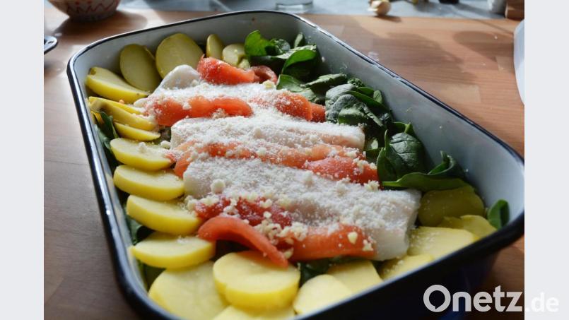 So kommt der Kabeljau in den Ofen: Schicht für Schicht ein Genuss. Bild: Gabi Schönberger