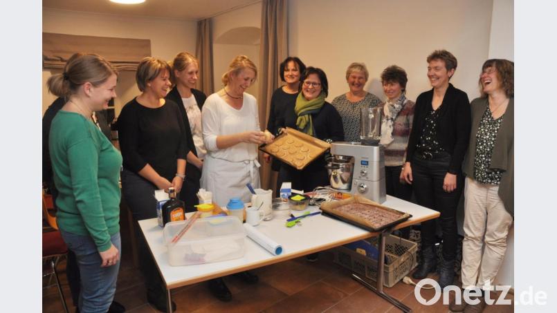 Dieser Duft! Lebkuchen sind meist die erste Bäckerei in der vorweihnachtlichen Backstube, damit sie bis zum Verzehr gut durchziehen können. Bäckerin Wilma Walmer (Mitte) gab den Frauen die verschiedensten Tipps zu den Lebkuchenbäckereien und hatte natürlich auch die Rezepte dabei. Einige Frauen schauten der Bäckerin gerne über die Schulter. Bild: dob
