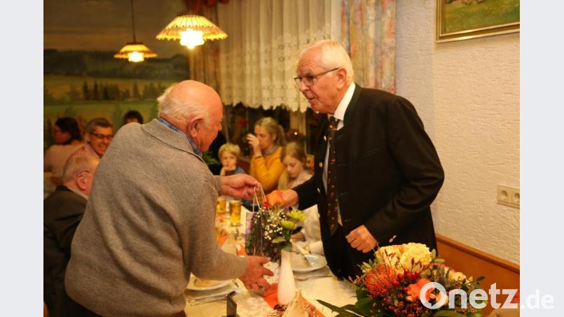 Eduard Fraas (rechts) musste viele Hände schütteln. Bild: Roland Wellenhoefer