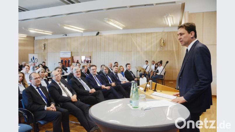 Justizminister Georg Eisenreich (CSU) spricht beim Landesverband der bayerischen Justizvollzugsbediensteten (JVB) in Weiden. Bild: Gabi Schönberger
