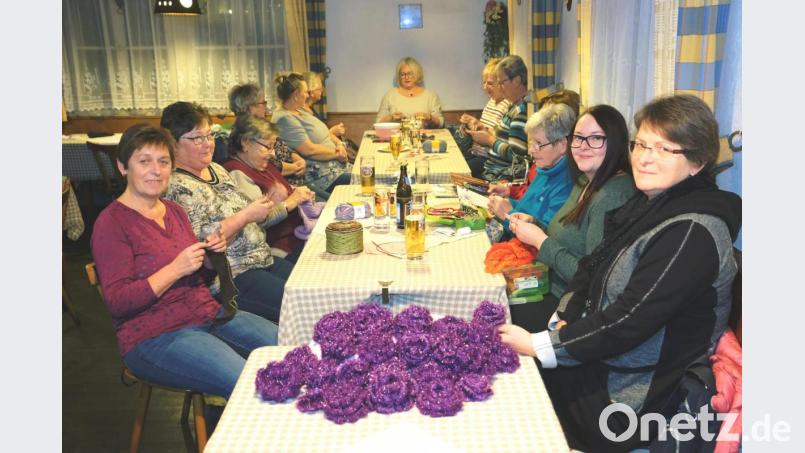 Elisabeth Merkl (rechts) bedankt sich beim Strickkreis Süßenweiher um Leiterin Ingrid Meyer (links) für die in liebevoller Handarbeit gehäkelten Rosen aus violettem Garn. Bild: do