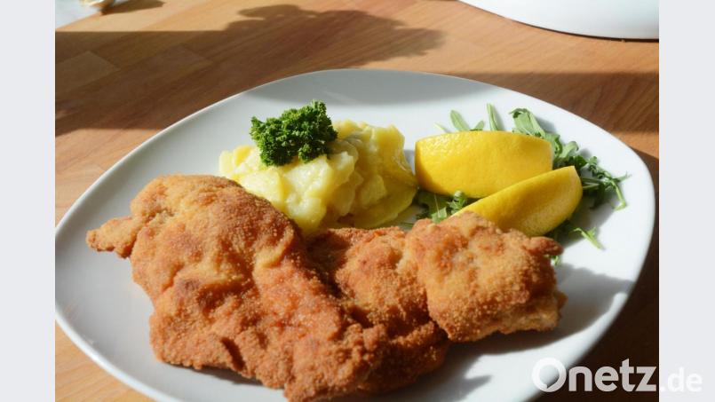 Einfach und einfach köstlich: Zum Backhendl passt ein klassischer Kartoffelsalat. Bild: Gabi Schönberger