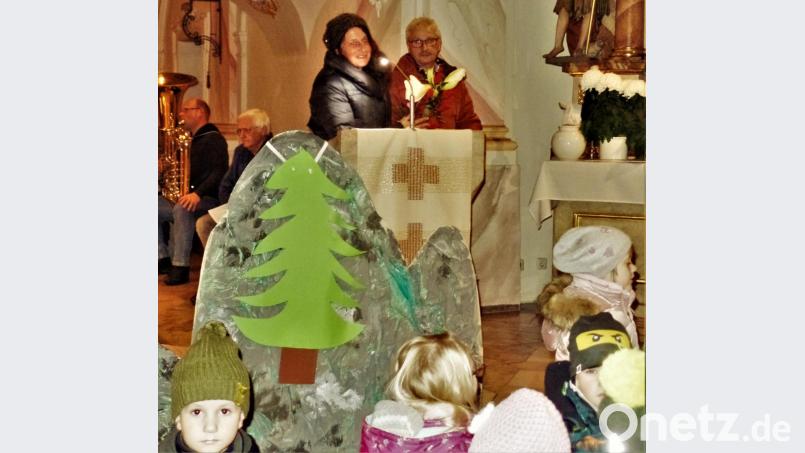 Kirchenpfleger Leonhard Steinsdörfer dankt der Leiterin Marion Eitel für 25 Jahre Treue zum Kohlberger Kindergarten. Bild: jml