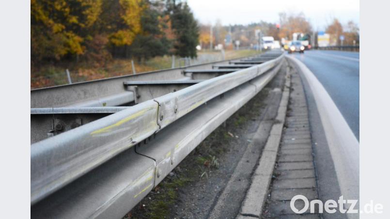 Nur noch wenige Spuren sind an der Dr.-Kilian-Straße vom Unfall am Donnerstagmorgen zu sehen. Hier war ein Linienbus von der Autobahnabfahrt in Richtung Schwedentisch-Kreuzung auf die linke Fahrbahn geraten und mit mehreren Autos zusammengestoßen, weil der Fahrer bewusstlos geworden war. Bild: Gabi Schönberger