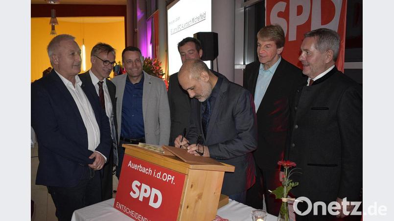 Bürgermeister Uwe Raab, Pegnitz, Vorsitzender Peter Danninger von der SPD Auerbach, Uwe Bergmann SPD-Kreisvorsitzender, MdB Uli Grötsch (teils verdeckt), MdEP Ismail Ertug (beim Eintrag ins Buch der Stadt Auerbach), SPD-Landratskandidat Michael Rischke, Auerbachs Bürgermeister Joachim Neuß Bild: Karl Schwemmer