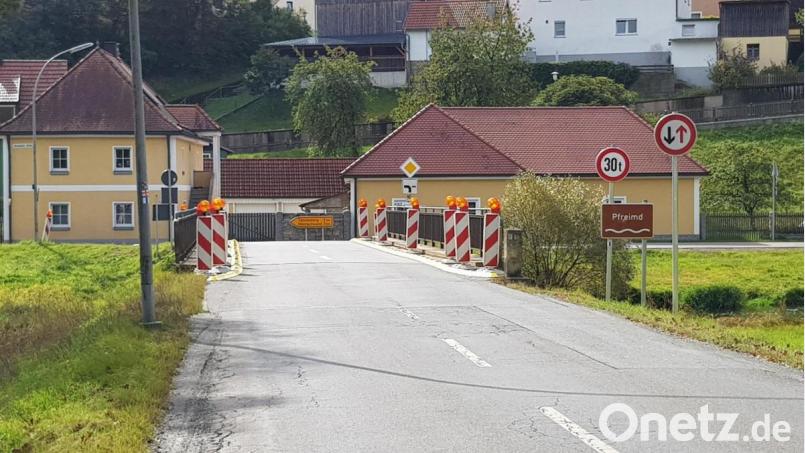 Auch wenn es wegen des Bodenabtragens teuer wird, will der Landkreis 2020 die Sanierung der Pfreimdbrücke bei Böhmischbruck angehen. Bild: dob