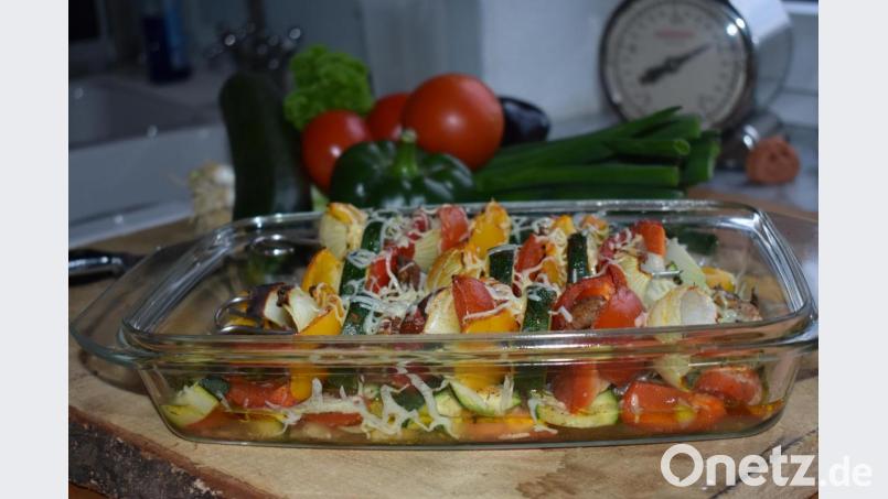 Die Gemüsespieße kommen in der Auflaufform in den Ofen. Nach der Garzeit werden sie mit Käse bestreut und überbacken. Bild: Schiffer