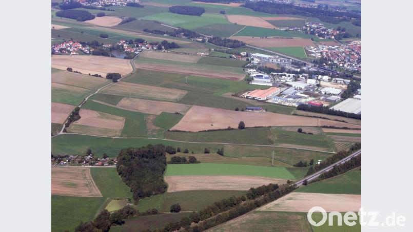 Das Gewerbegebiet West (am rechten Bildrand) mit der ins Auge gefassten Erweiterungsfläche zwischen Speckmannshof (links oben, am Weiher) und der Bundesstraße 299 (rechts unten). Bild: Bernd Georgi