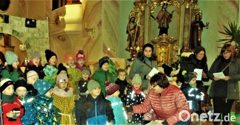 Die Kinder aus der „Arche Noach“ haben ihre Liedtexte drauf. Kindergartenleiterin Marion Eitel (Zweite von rechts) freut sich mit ihren Helferinnen über die gelungene Martinsfeier. Bild: jml