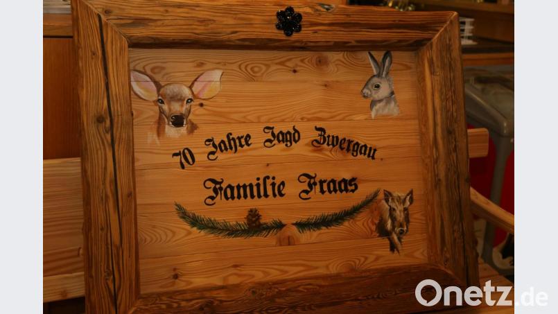 Eine mit jagdlichen Motiven bemalte Ehrentafel überreichten die Jagdgenossen an den Pächter. Bild: Roland Wellenhoefer