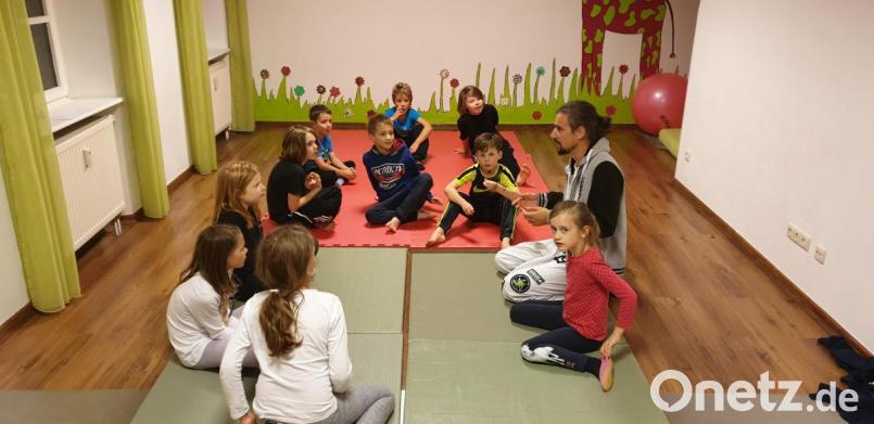 Beim Selbstverteidigungskurs zeigte Andreas Fachtan den Kindern, wie sie einen tätlichen Angriff wirksam abwehren können. Bild: jzk