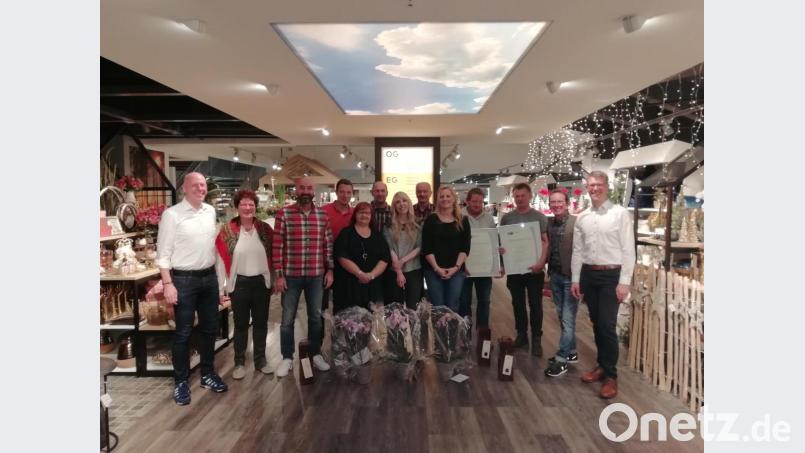 Jörg Kulzer und Liselotte Kulzer (von links) ehrten (alle von links) Harald Kannenberg (20 Jahre), Matthias Härtl (10 Jahre), Marion Heindl (10 Jahre), Harald Ernst (15 Jahre), Jessica Lutterbach (10 Jahre), Wilhelm Werner (15 Jahre), Manuela Zepner (20 Jahre), Peter-Josef Dausch (25 Jahre) und Jürgen Eiglmeier (25 Jahre). Herzlich gratulierten auch die Prokuristen, Manfred Göhl und Wolfgang Horn (von rechts). Bild: ubb