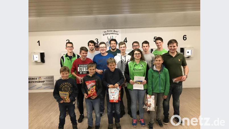 Großen Spaß macht das Kirwaschießen beim Schützenverein Gebhardsreuth, das zweiter Sportleiter Matthias Eckl durchführt. Bild: gi