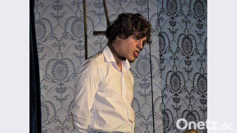 Herold (Raphael Stompe) erschreckt seine Mitmenschen regelmäßig mit Suizid. Doch er inszeniert diese nur. Bild: ubb