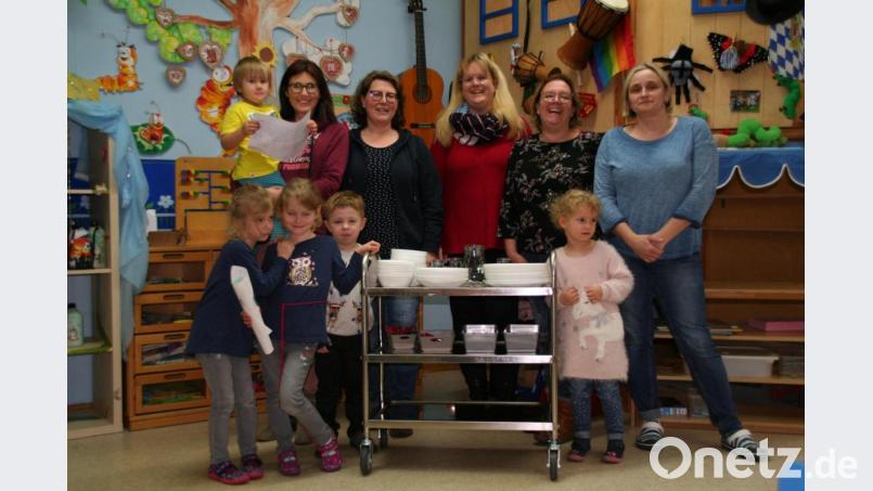 Über eine Spende freuen sich (von links): Tatjana Root, Petra Meister, Anja Friedrich, Anke Weißenborn und Tanja Pinzer mit den Buben und Mädchen aus dem Piccolino. Bild: fpoz