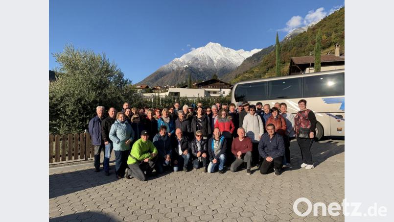 Kultur, Natur und Genuss verbinden sich in einzigartiger Weise bei der Südtirol-Fahrt der CSU Speinshart. Im Bild die Reiseteilnehmer vor imposanter Bergkulisse. Bild: do