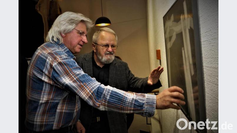 Künstler im Dialog: Der tschechische KünstlerJiri Jun (re.), der Meister der Federzeichnungen, erklärt dem Ikonenmaler Tom Brankovic aus Schönkirch seine aufwendige wie komplizierte Technik. Bild: ubb