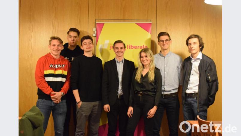 Der neue Vorstand der Jungen Liberalen Weiden/Neustadt besteht aus (von links) Noel Marner, Korbinian Kunz, Manuel-Miguel Hagemeyer, Sascha Anton, Anna-Lena Günther, Simon Schlosser und Linus Meierhöfer. Bild: exb/C. Schäffler