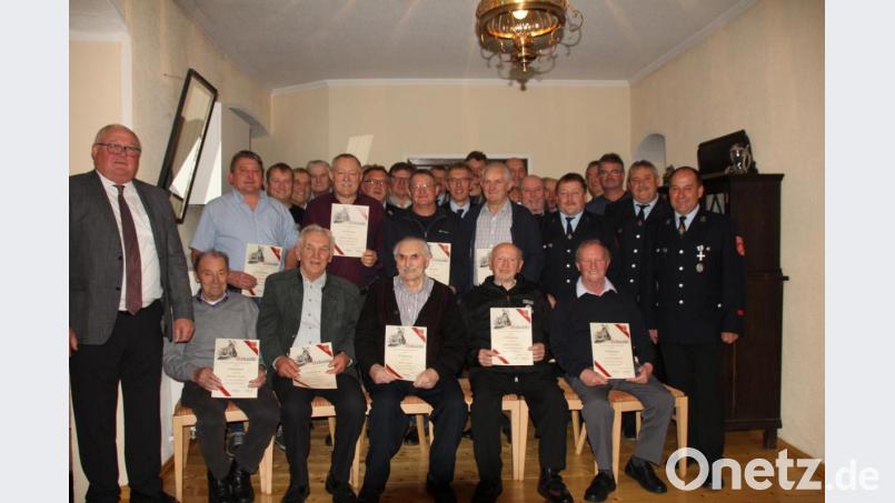 Seit 25, 30, 40, 50 und sogar 60 Jahre stehen diese Mitglieder treu zur Feuerwehr Pullenried. Dazu gratulierte Bürgermeister Heinz Weigl (links) und würdigte die gute Kameradschaft innerhalb des Vereins. Bild: frd