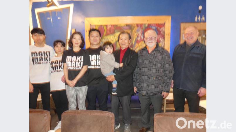 Bürgermeister Peter Lehr und Walter Trötsch von der evangelischen Kirchengemeinde gratulieren Jubelbräutigam Hwa Woong (mit Enkel) im Beisein von Sohn Jong Kim und Schwiegertochter Namico Kim sowie Mitarbeiter des Restaurants (von rechts) zur Goldenen Hochzeit. Bild: rn