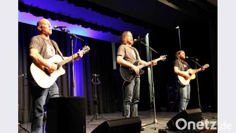 Michi Dietmayr, Roland Hefter und der Keller Steff (von links), die drei Männer mit Gitarre, unterhalten das Publikum in der Stadthalle im Rahmen ihrer Tour "Oana muass ja macha" prächtig. Sie begeistern mit einem mitreißenden Konzert. Bild: prh