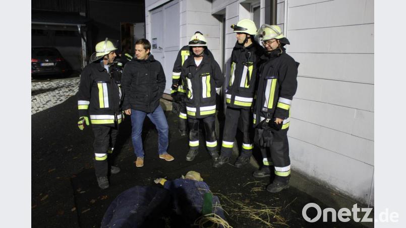 Noch am „Unfallort“ wurde über die Übung im „Fritzenweber-Stall“ in der Bahnhofstraße in Ebnath diskutiert: (von links) Kommandant Gerhard Horn (Ebnath), Hausherr Wolfgang Söllner, die Kommandanten Andreas Philipp und Andreas Rickauer von der Pullenreuther Wehr sowie der stellvertretende Kommandant Michael Knott (Ebnath). Bild: soj