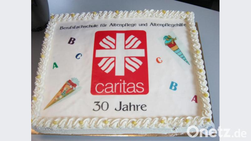 Eine Geburtstagstorte für die Caritas Berufsfachschule für Altenpflege und Altenpflegehilfe in Sulzbach-Rosenberg. Bild: BFS/ Schiener