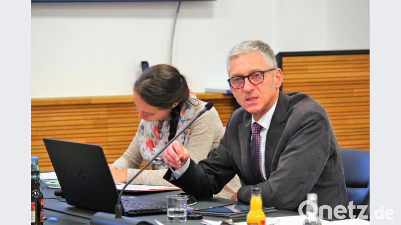 Manfred Gebhardt zeigte im Kemnather Stadtrat auf, wie es mit dem ins Stocken geratenen Breitbandausbau doch noch klappen könnte. Bild: stg