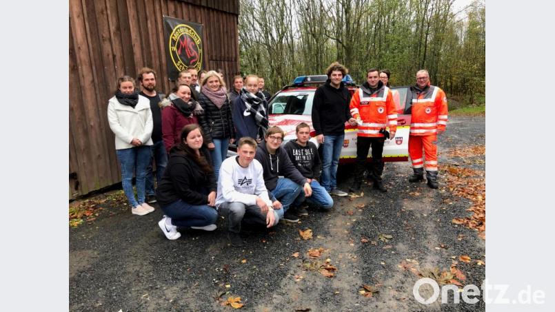 Der Immenreuther HvO-Standortleiter Daniel Müller (Dritter von rechts) nahm die Spende der des Kulmainer Kirwa-Volkes entgegen. Bild: obe