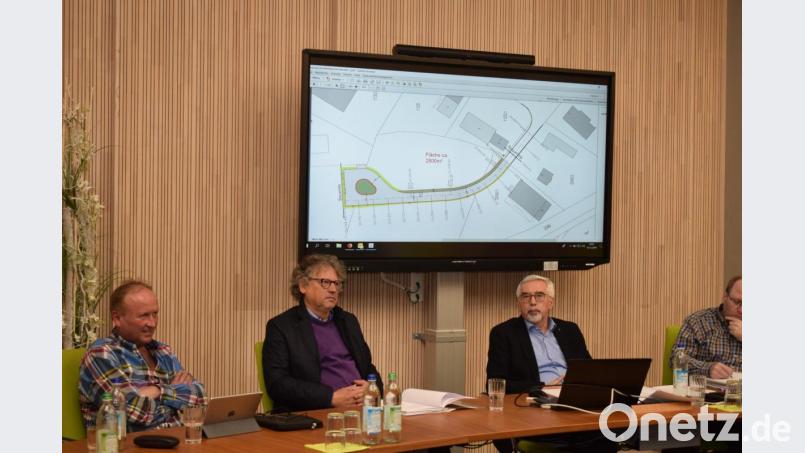 Ein Mitarbeiter des Ing. Büro Weiss (Zweiter von links) stellte dem Marktrat die Planung für die weitere Erschließung des Gewerbegebietes West vor. Dafür ist eine Erschließungstraße mit Wendeschleife notwendig. Bild: bnr