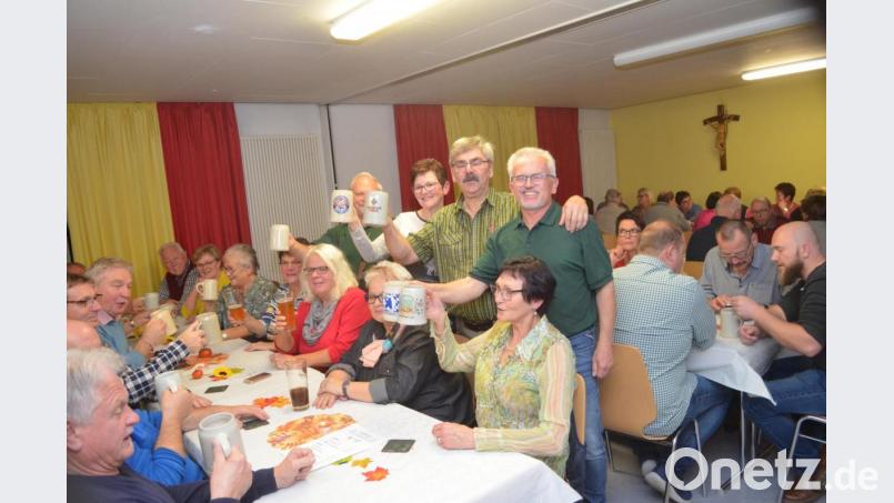 An die 100 Gäste des Obst- und Gartenbauvereins feiern mit einem gutem Zoigl. Bild: fz