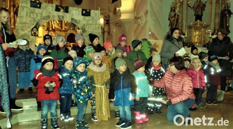 Die Martinsandacht in der Kirche und dann der Laternenzug zum Rathaus sind Höhepunkte im Kindergartenjahr Bild: jml