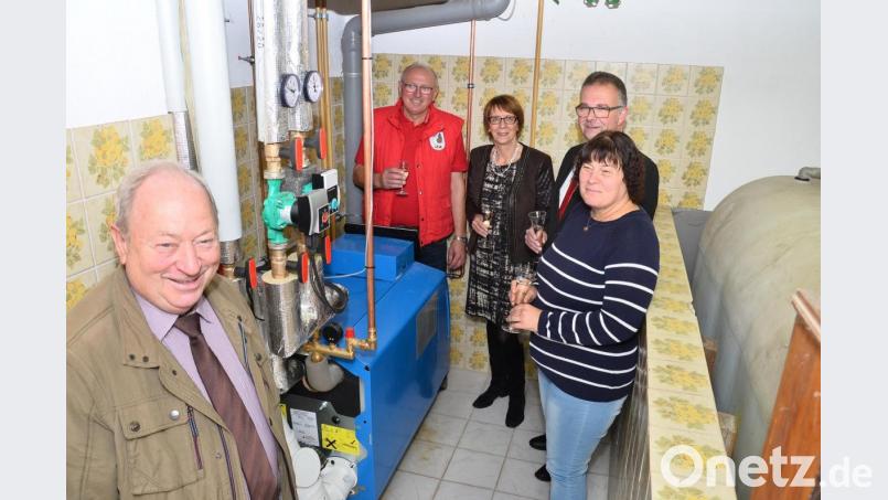 Christine Welnhofer (rechts) und Dieter Roauer stießen mit Bauleiter Ewald Zetzl, Bürgermeisterin Margit Kirzinger und Thomas Müllner (von links) auf die Inbetriebnahme der neuen Heizzentrale an. Bild: fjo