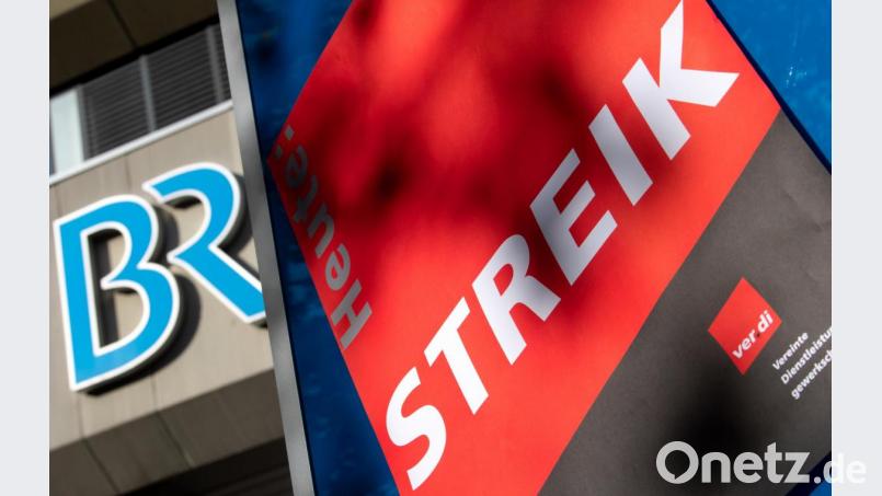 Ein Plakat mit der Aufschrift &quot;Streik&quot; und das Logo vom Bayerischen Rundfunk (BR) sind am Funkhaus zu sehen. Die Gewerkschaften Bayerischer Journalisten-Verband (BJV) und Verdi haben zu einem 48-Stunden-Warnstreik in Fernsehen, Rundfunk und Online-Angeboten aufgerufen. Bild: Sven Hoppe/dpa