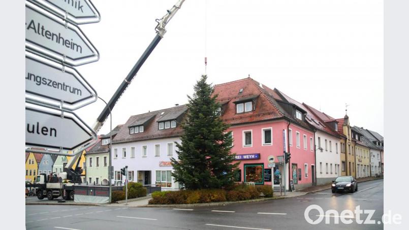 Mit einem Kran wurde der Weihnachtsbaum in Position gebracht. Bild: JOCHEN NEUMANN
ERBENDORF