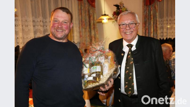 Eduard Fraas (rechts) konnte sich über viele Geschenke freuen. Bild: Roland Wellenhoefer