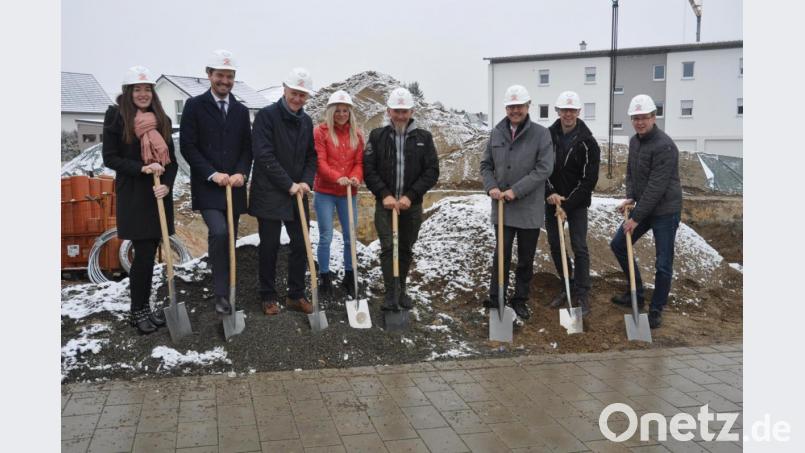 Für ein weiteres Mehrfamilienhaus legten die Raiffeisenbank-Immobilienverkäufer Theresa Gollwitzer, Andreas Karl, Vorstandsmitglied Robert Stahl, die Investoren Michaela und Josef Reger, Norbert Ruf, Stefan Hölzl und Bauleiter Karlheinz Lindner (von links nach rechts) Hand an den Spaten. Ausgerechnet an diesem Tag fiel der erste Schnee. Bild: dob