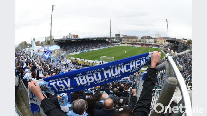 „Einmal Löwe, immer Löwe“: Die Sechziger-Fans gehören zu den treuesten im Fußballgeschäft. Die Anhänger aus der Oberpfalz bewerten den neuen Trainer Michael Köllner nahezu nur positiv. Bild: Andreas Gebert/dpa