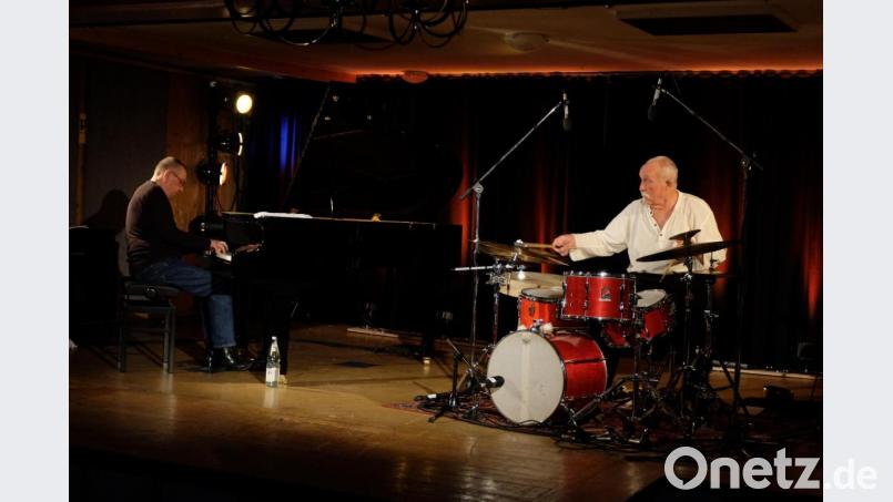 Seit 45 Jahren treten Ulrich Gumpert und Günter Sommer immer wieder als Duo auf. Sie gelten als Urgestein des freien Jazz in der DDR. Zum 30. Jubiläum des Mauerfalls gaben sie ein eindrucksvolles Konzert in Bayreuth. Bild: lr