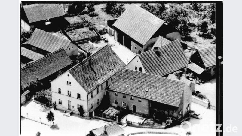 Das alte Schulhaus von Wutschdorf mit dem angebauten Schuch-Anwesen. Beide Gebäude wurden in den 1960ern abgerissen. An dieser Stelle befindet sich heute der Kirchplatz mir Brunnen. Bild: gri