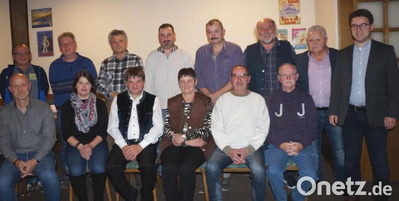 Die SPD geht mit 15 engagierten Kandidaten in das Rennen um die Stadtratsmandate. Peter Forster (zweiter von rechts) führt die Liste an. Kreisvorsitzender Peter Wein (rechts) leitete die Nominierungsversammlung. Bild: weu